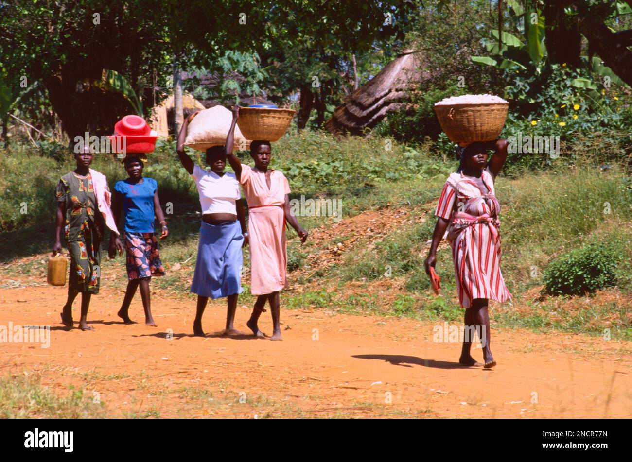 Körbe für Damen, Uganda (1994) Stockfoto
