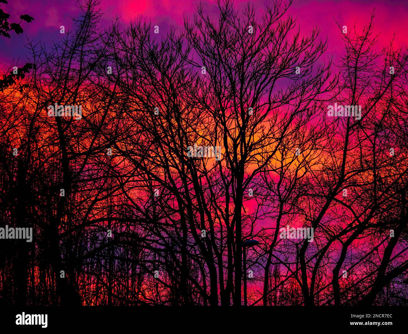 Der farbenfrohe magische Sonnenuntergang Stockfoto