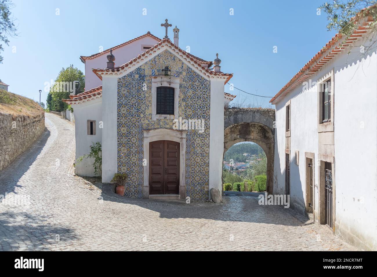 Ourém Santarém Portugal - 08 09 2022: Außenfassade der Kapelle Nossa Senhora da Conceição, ein maneristisches Barockgebäude aus dem 18. Jahrhundert Stockfoto