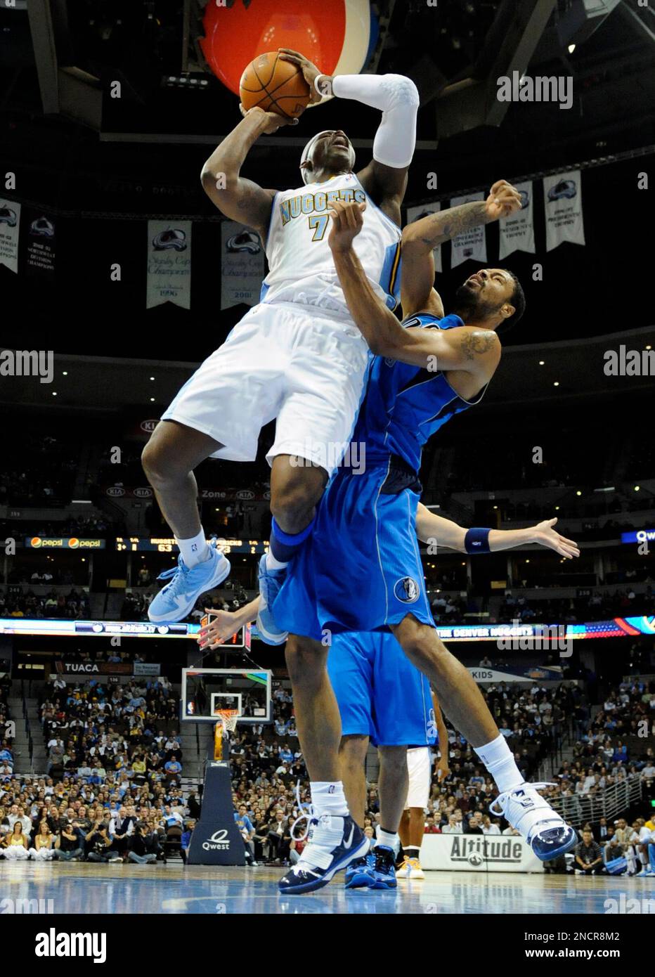 Denver Nuggets forward Al Harrington (7) is fouled by Dallas Mavericks center Tyson Chandler, right, during the second half of an NBA basketball game Wednesday, Nov. 3, 2010, in Denver. (AP Photo/Jack Dempsey) Stockfoto