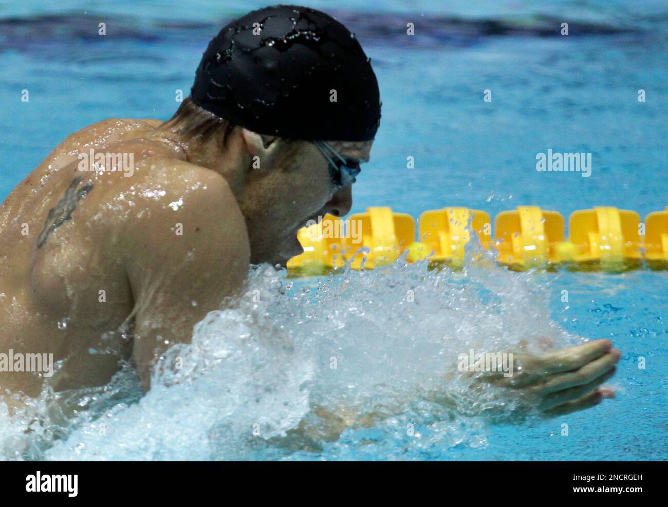 South Africa's Roland Schoeman competes to win the men's 50-meter breaststroke final heat during FINA World Cup swimming event in Moscow, Russia, Tuesday, Nov. 2, 2010. (AP Photo/Ivan Sekretarev) Stockfoto