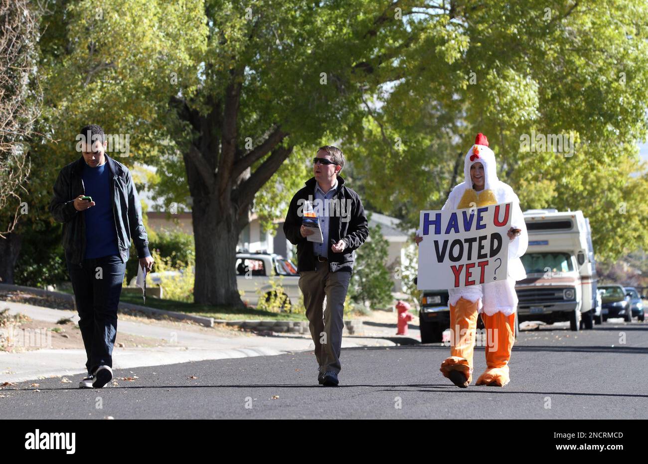 Nevada Assemblyman David Bobzien, D-Reno, walks door-to-door with campaign volunteers Nicholas Blevins, left, and Erin Burger-Gohl on Monday morning, Nov. 1, 2010 in Reno, Nev. (AP Photo/Cathleen Allison) Stockfoto