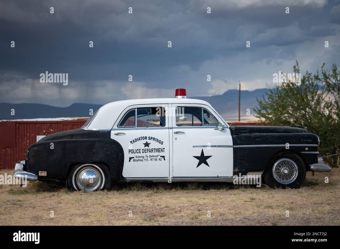 Ein alter Polizeiwagen, der in Radiator Springs geparkt ist, ist ein Chrysler Royal von 1950 Stockfoto