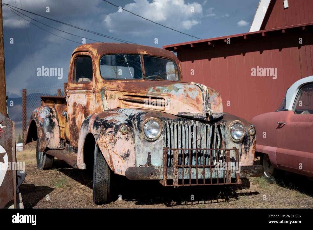 Ein alter 1942 Ford Pickup-Truck, verlassen in einer Scheune Stockfoto