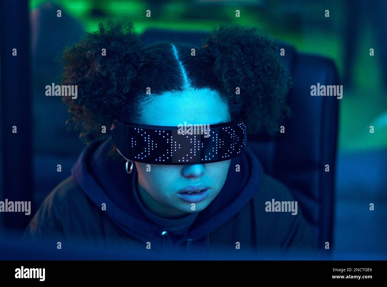 Computer, Cyberpunk-Brille oder Hackersoftware für Neon-Hacker, Phishing mit Passwörtern auf Online-Servern oder bei der Programmierung durch Mädchen. Blauer Ransomware-Entwickler Stockfoto