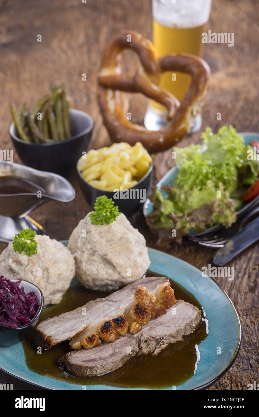 Bayrisches Schweinebast Mit Knödeln Stockfoto