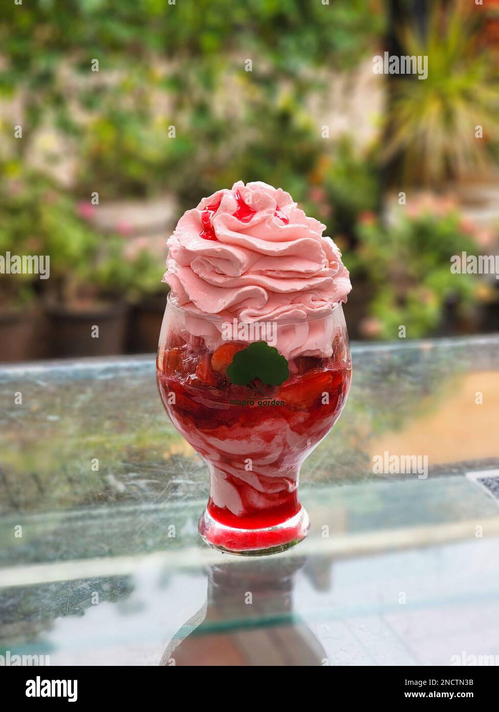 Erdbeereis-Dessert auf einem Glastisch Stockfoto