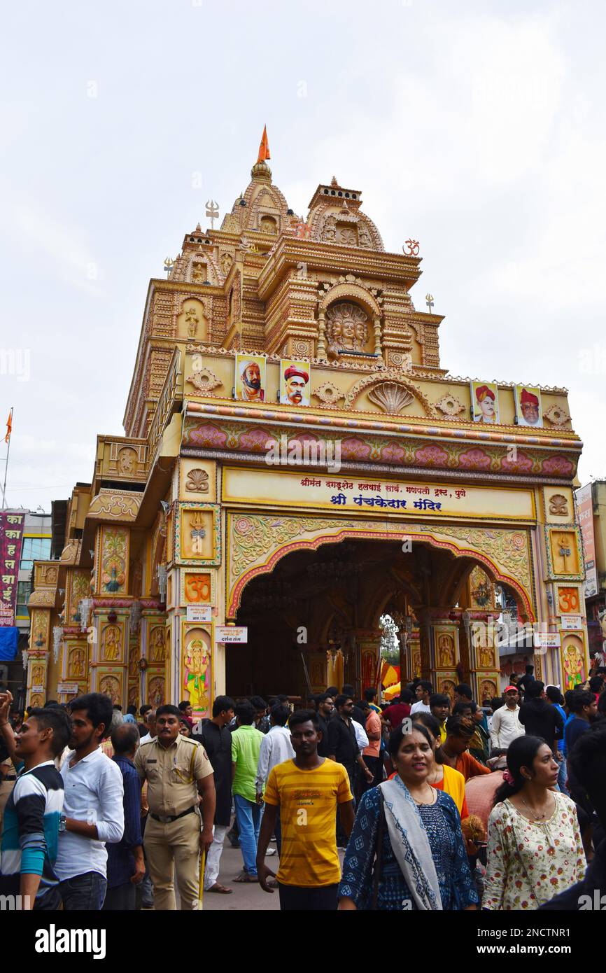 MAHARARSHTRA, PUNE, September 2022, Gläubige im Rückblick auf die Nachbildung des Panch-Kedar-Tempels, Dagdusheth Ganpati während Ganesh Utsav Stockfoto