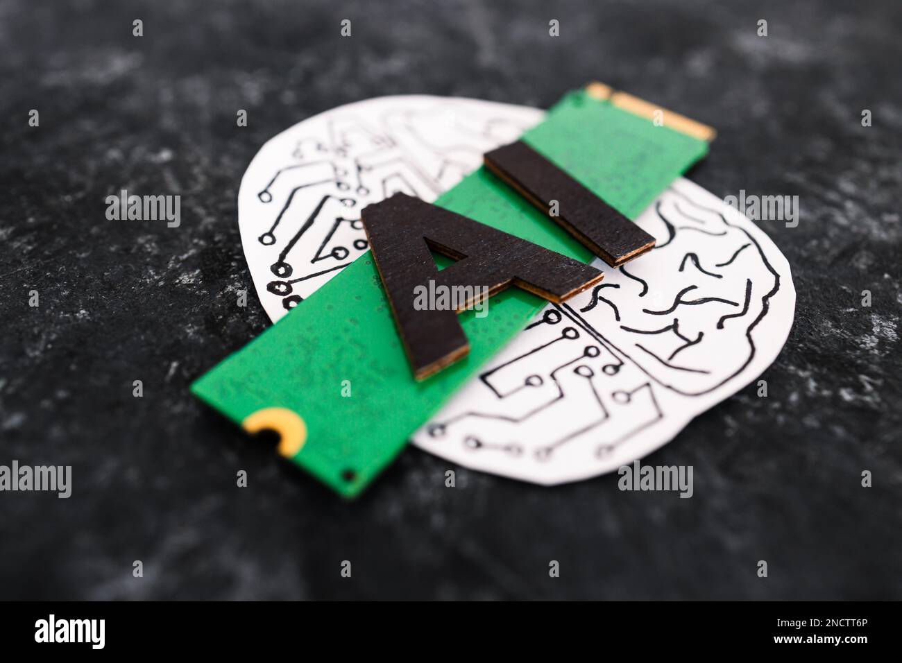 KI-Text auf Mikrochip und halb menschliches Robotergehirn, der Aufstieg der künstlichen Intelligenz und Deep Learning-Technologien gestalten die Zukunft Stockfoto