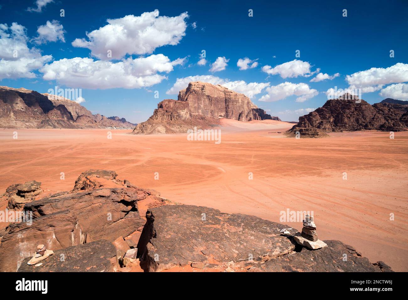 Blick auf den Jamal Ramm in der Wadi Rum Wüste, Südjordanien Stockfoto