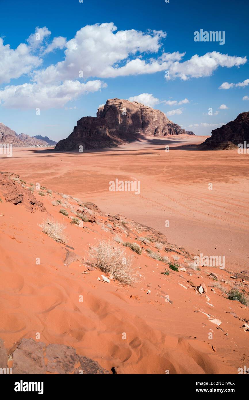 Blick auf den Jamal Ramm in der Wadi Rum Wüste, Südjordanien Stockfoto