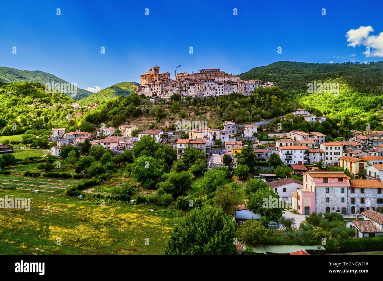 Die historische mittelalterliche Stadt Contigliano hoch oben auf einem Hügel mit Blick auf die Rieti-Ebene. Contigliano, Provinz Rieti, Latium, Italien, Europa Stockfoto