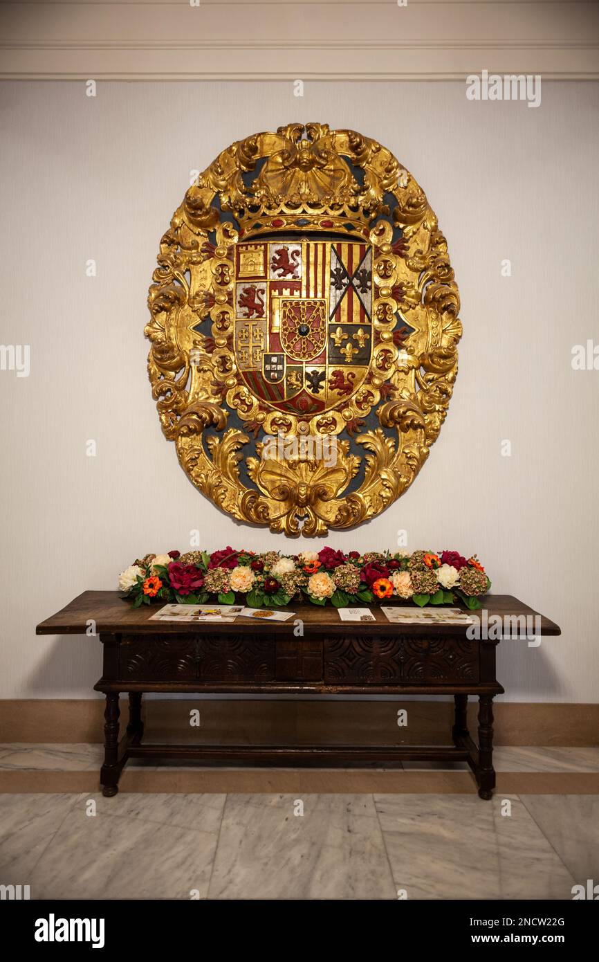 Uber die Setzerei des goldenen heraldischen Wappens von Pamplona Stockfoto