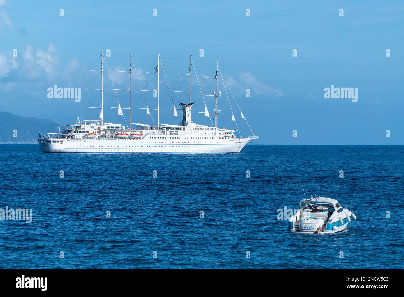 Club Med 2, ein Schoner mit fünf Masten, der am 2022. September an der Küste von Santa Margherita Liguria in Norditalien festgemacht wurde Stockfoto