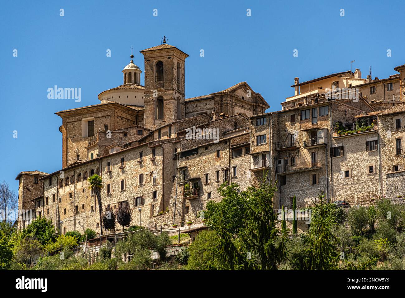 Die historische mittelalterliche Stadt Contigliano hoch oben auf einem Hügel mit Blick auf die Rieti-Ebene. Contigliano, Provinz Rieti, Latium, Italien, Europa Stockfoto