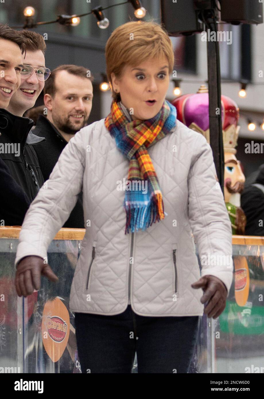 Aktenfoto vom 7. Oktober 12/2019 von SNP-Führer Nicola Sturgeon Schlittschuh-Schlittschuhlaufen während eines Besuchs auf dem Aberdeen Weihnachtsmarkt im Quad, Marischal College, auf dem Wahlkampfpfad. Stör, der laut BBC als schottischer erster Minister zurücktreten soll. Ausgabedatum: Mittwoch, 15. Februar 2023. Stockfoto