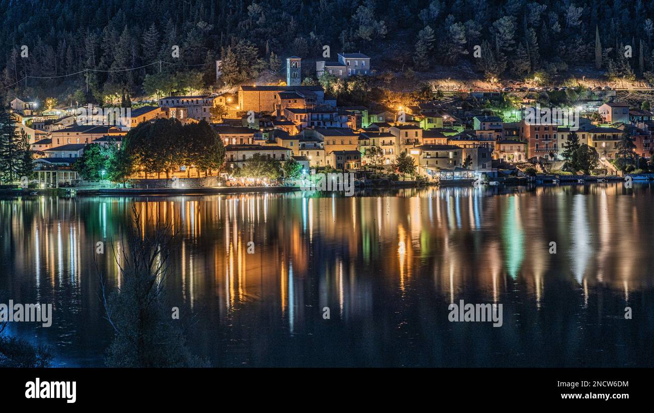 Nachtspiele des mittelalterlichen Dorfes Piediluco am See. Piediluco, Provinz Terni, Umbrien, Italien, Europa Stockfoto