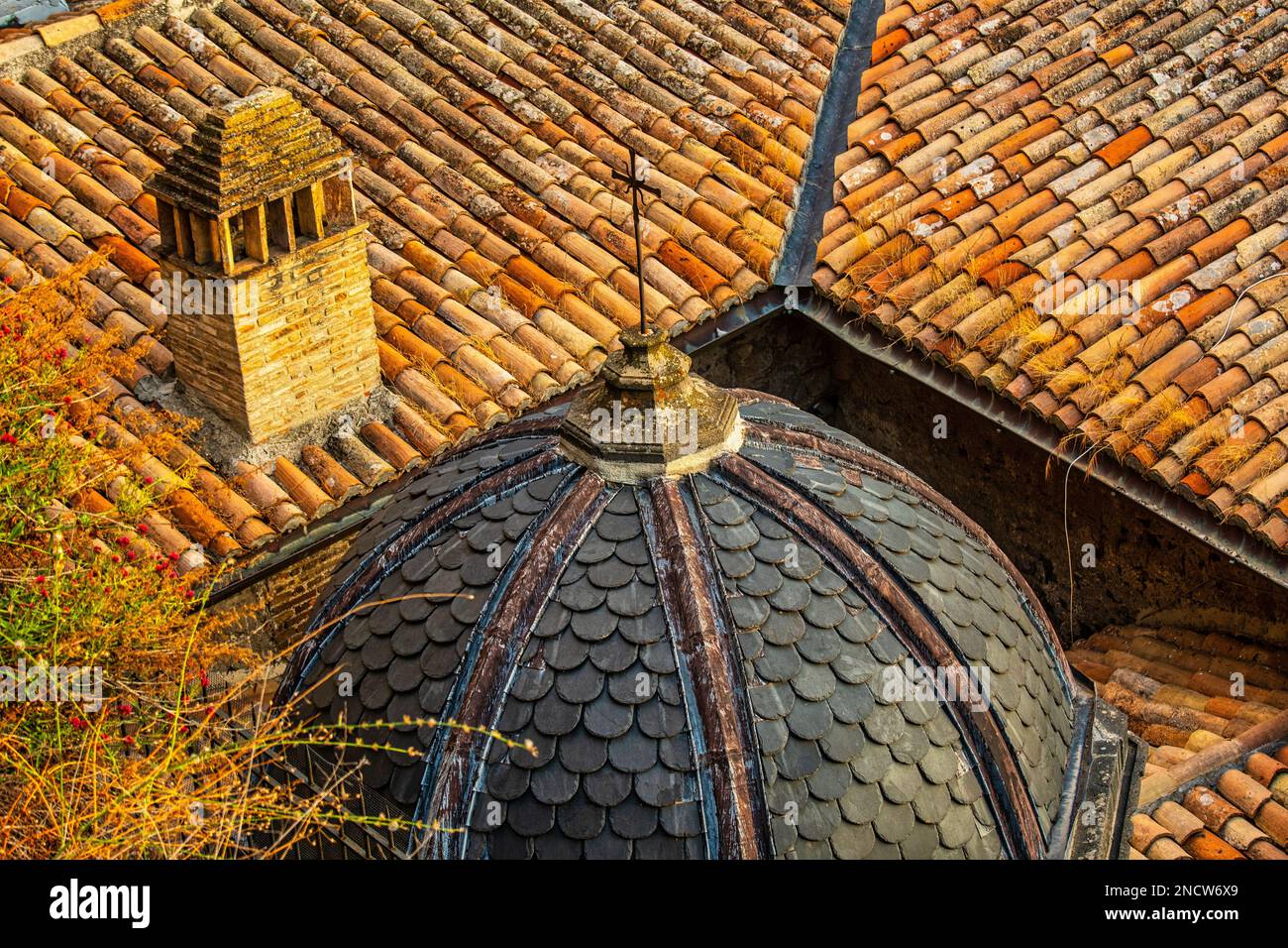 Werfen Sie einen Blick auf die Dächer des mittelalterlichen Dorfes Bolsena. Bolsena, Provinz Vitebo, Latium, Italien, Europa Stockfoto