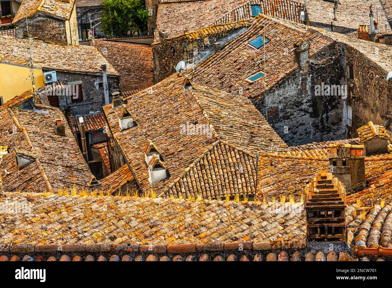 Werfen Sie einen Blick auf die Dächer des mittelalterlichen Dorfes Bolsena. Bolsena, Provinz Vitebo, Latium, Italien, Europa Stockfoto