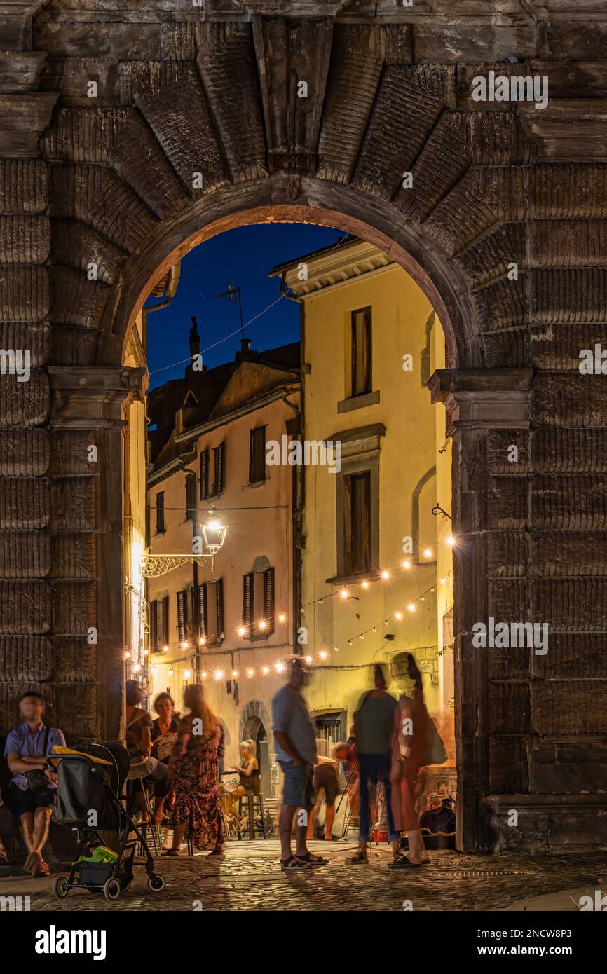 Tor von San Francesco in Bolsena. Monumentales Eingangstor zum antiken Teil von Bolsena. Bolsena, Provinz Viterbo, Latium, Italien, Europa Stockfoto