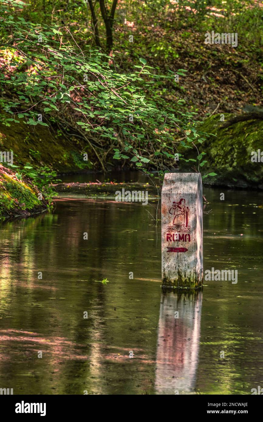 Stein, der die Passage der Via Francigena in den Wäldern des Stadtparks von Turona markiert. Bolsena, Provinz Viterbo, Latium, Italien, Europa Stockfoto