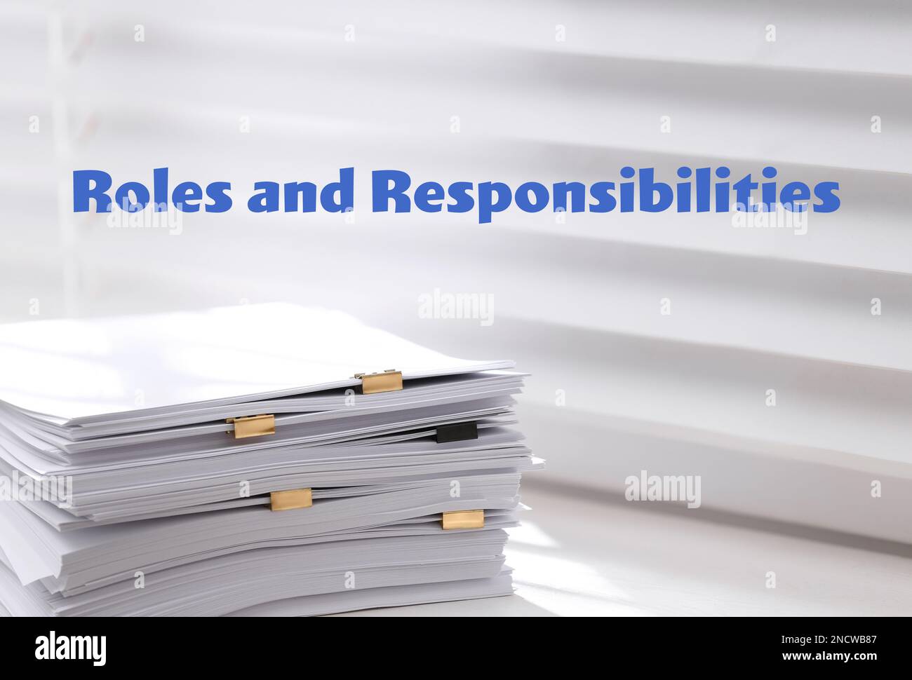 Rollen- und Verantwortungskonzept. Papierstapel auf Fensterbank im Innenbereich Stockfoto