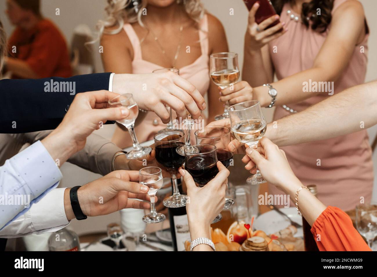 Hände mit Brille. Die Klappergläser und Toast. Stockfoto