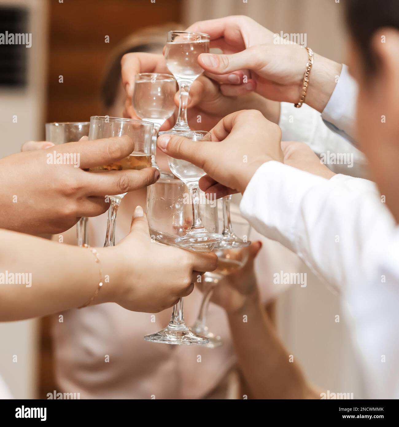 Hände mit Brille. Die Klappergläser und Toast. Stockfoto