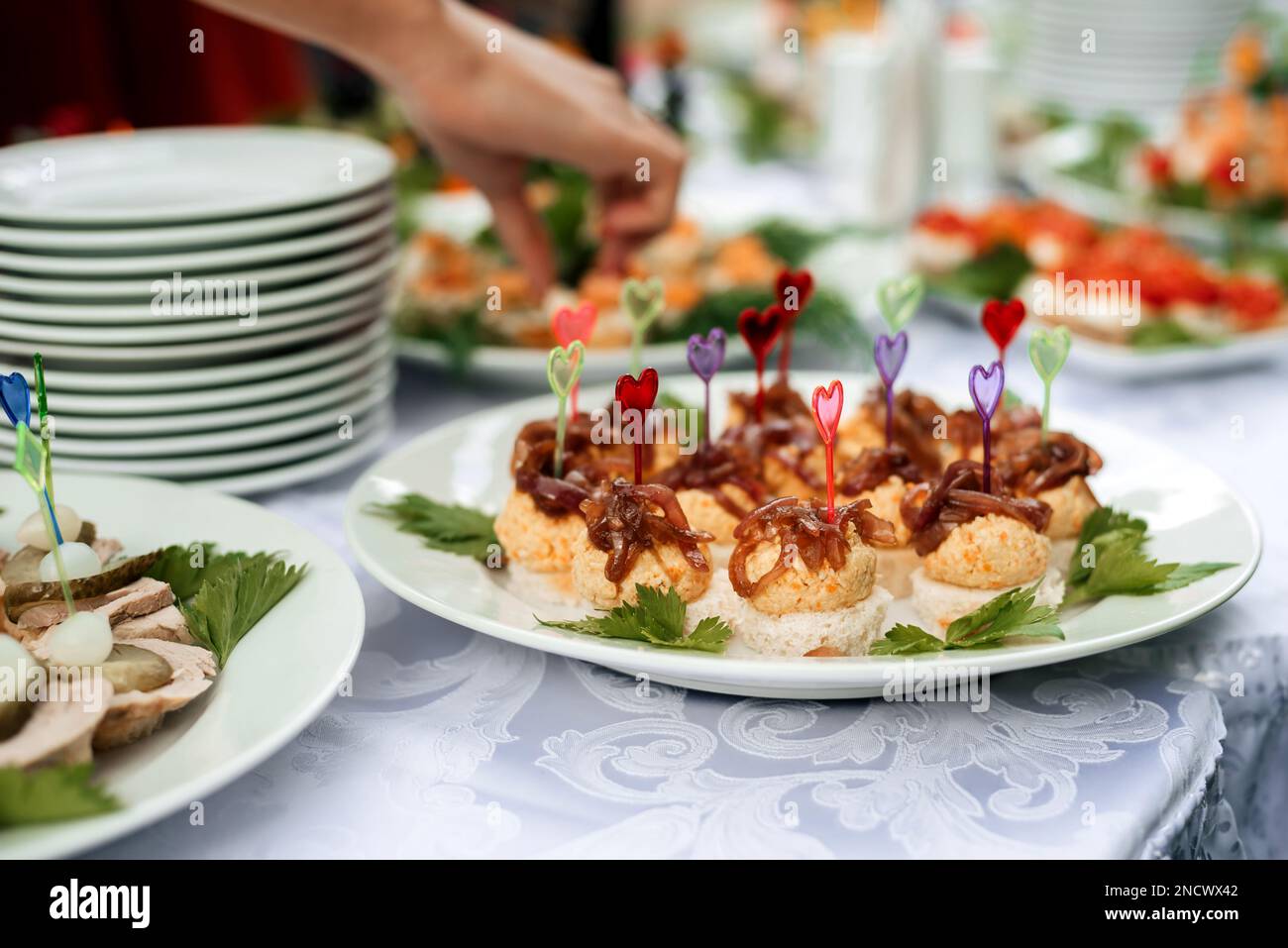 Tischset mit leichten Snacks und Kanapees Stockfoto