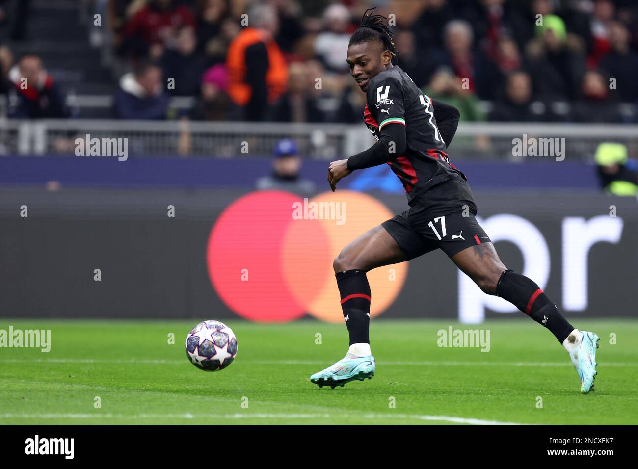 Mailand, Italien. Am 14. Februar 2023 kontrolliert Rafael Leao vom AC Mailand den Ball während der UEFA Champions League-Runde mit 16. Etappe eins zwischen AC Mailand und Tottenham Hotspur im Giuseppe Meazza Stadium am 14. Februar 2023 in Mailand, Italien. Stockfoto