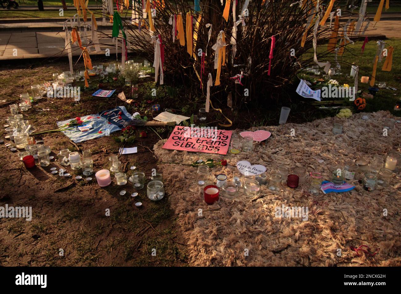 Bristol, Vereinigtes Königreich, 15. Februar 2023. Schilder, Blumen, Kerzenhalter und Gedenknotizen gingen am Morgen nach der Nachtwache in College Green, organisiert von der Bristol Trans Community, für die ermordete transsexuelle Teenagerin Brianna Ghey, die letztes Wochenende in Cheshire in einem mutmaßlichen Hassverbrechen ermordet wurde. Stockfoto