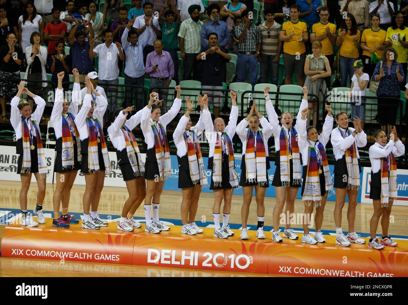 New Zealand team members celebrate with their gold medals after beating Australia in their netball final match during the Commonwealth Games at the Thyagaraj Sports Complex in New Delhi, India, Thursday, Oct. 14, 2010. (AP Photo/Mustafa Qurashi) Stockfoto