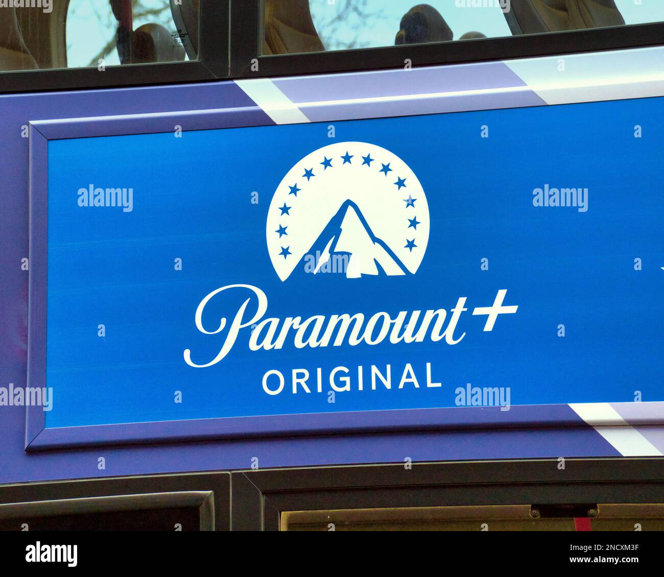 Paramount PLUS + Originalwerbung im Bus Stockfoto