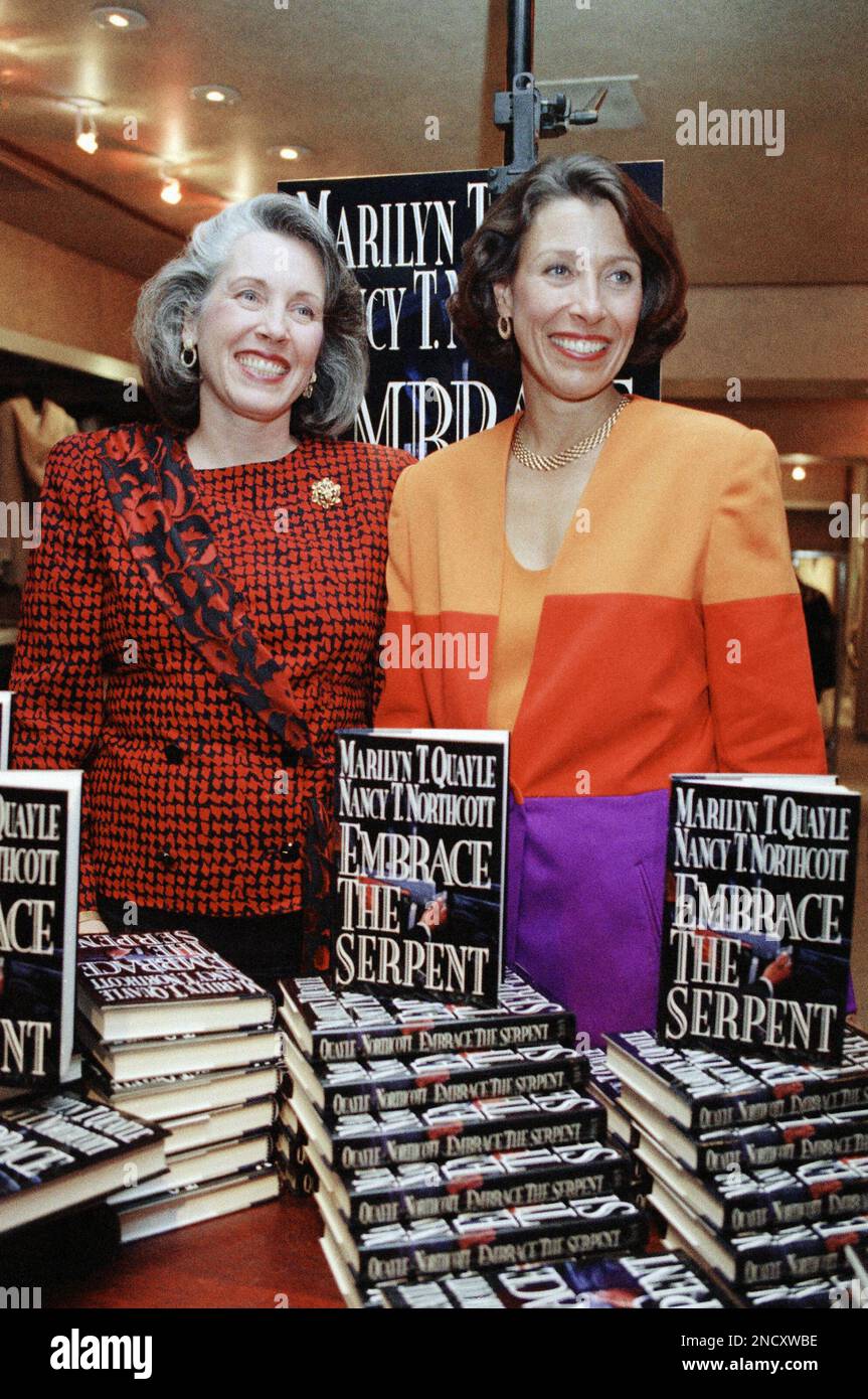 Marilyn Quayle, right, wife of Vice President Dan Quayle, and her older sister Nancy Northcott attend a book-signing party for their new novel “Embrace the Serpent” at a Manhattan bookstore in New York Wednesday, March 19, 1992. Their political thriller takes a fictional look at Cuba after the death of Fidel Castro. (AP Photo/Osamu Honda) Stockfoto