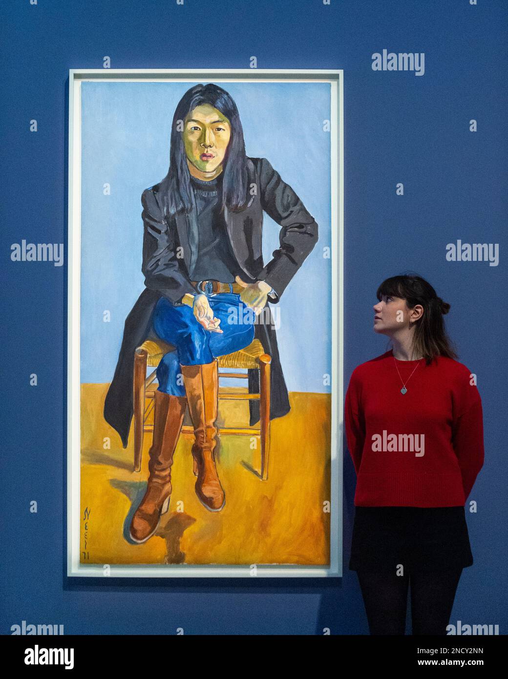 London, Großbritannien. 15. Februar 2023 Ein Mitarbeiter sieht „Ron Kajiwara“, 1971, von Alice Neel bei einer Vorschau auf „Hot Off the Griddle“, die bisher größte britische Ausstellung von Werken der amerikanischen Künstlerin Alice Neel (1900–1984). Mehr als 70 ihrer Porträts von Motiven in New York werden vom 16. Februar bis 21. Mai 2023 in der Barbican Art Gallery gezeigt. Kredit: Stephen Chung / Alamy Live News Stockfoto