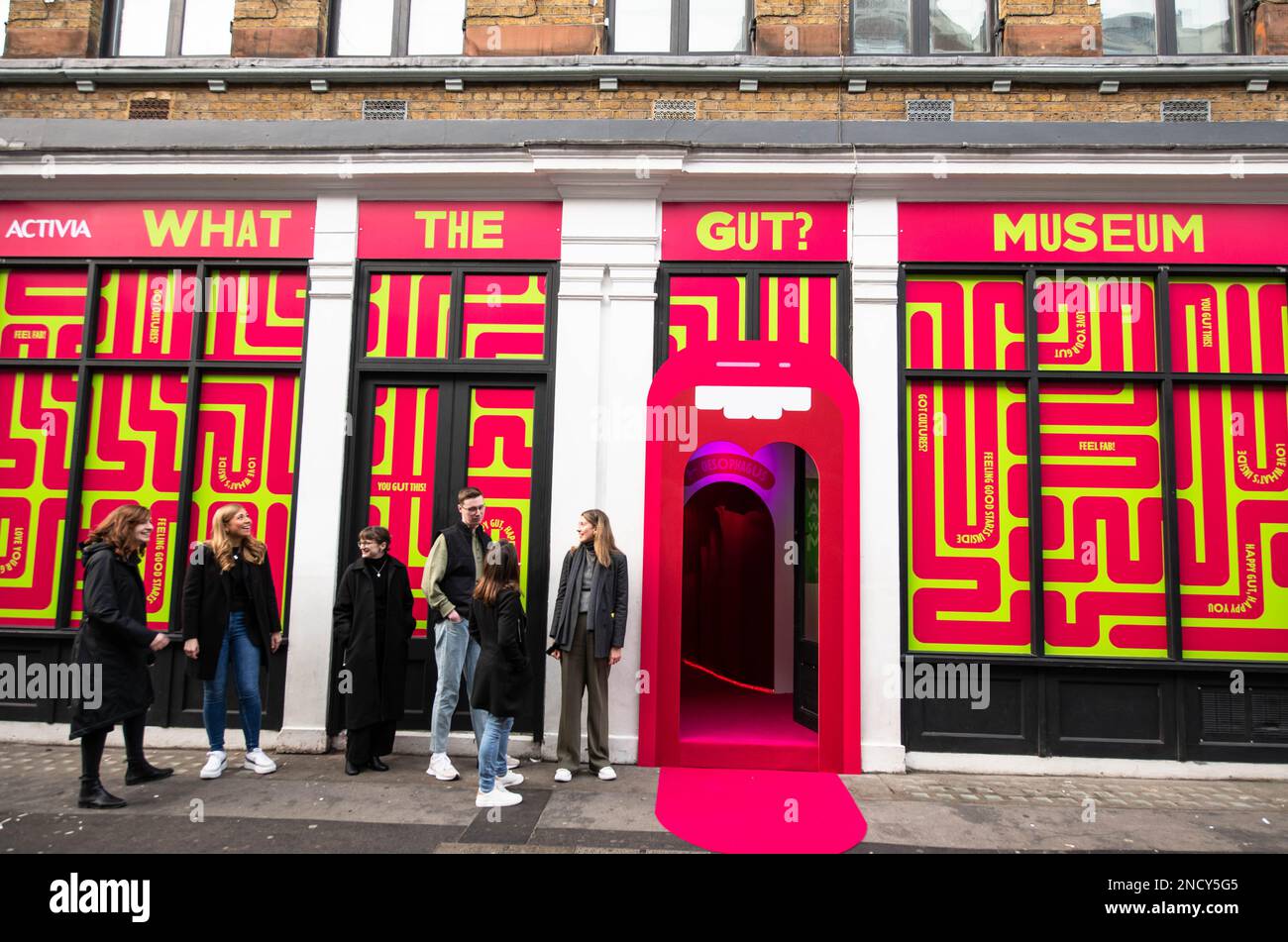 REDAKTIONELLER GEBRAUCH NUR Besucherwarteschlange außerhalb des mündlichen Eingangs beim „What the Gout?“ Museum, ein multisensorisches Pop-up-Erlebnis in London, um Menschen über Darmgesundheit zu informieren, kuratiert von Activia und Dr. Zoe Williams. Bilddatum: Mittwoch, 16. Februar 2023. Stockfoto