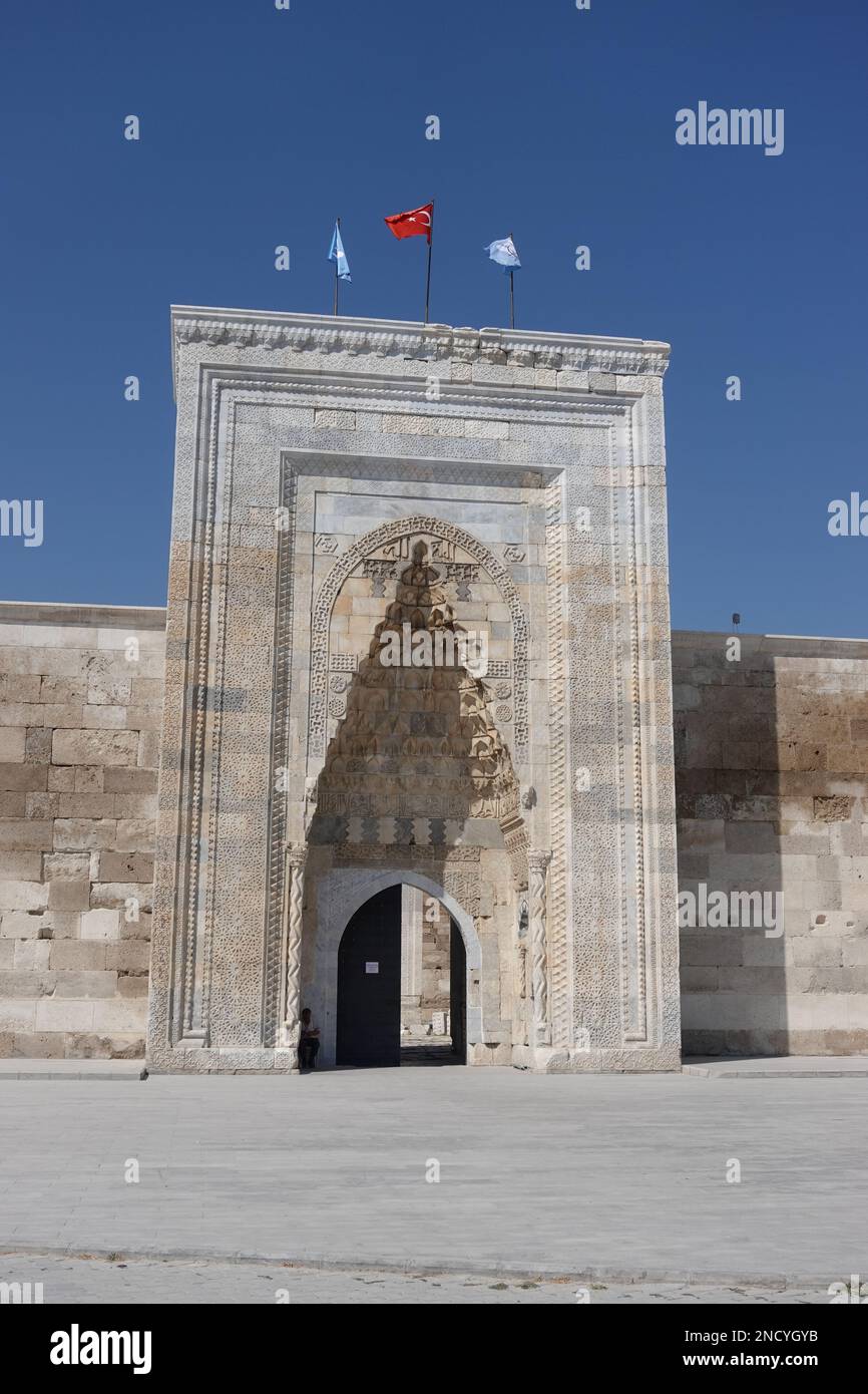 Eingangstor vor Sultanhani Caravanseri an der alten Seidenstraße in der Türkei Stockfoto