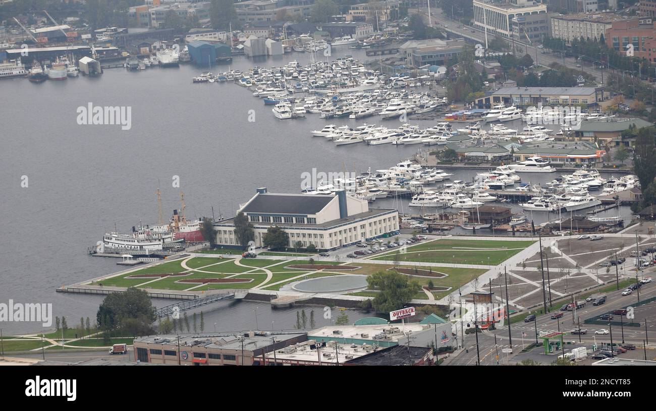 South Lake Union is viewed from the roof of the Space Needle on a foggy morning, Wednesday, Sept. 29, 2010, in Seattle. (AP Photo/Ted S. Warren) Stockfoto