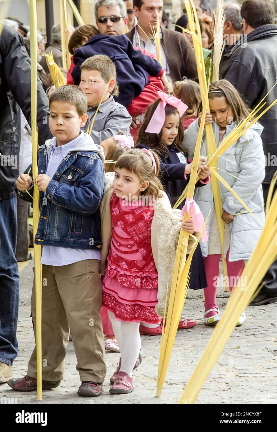 Heilige Woche in Zamora, Spanien. Kinder mit Handflächen in der Prozession der Borriquita am Palmensonntag. Stockfoto