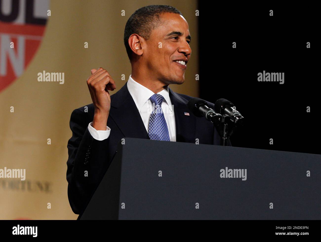 President Barack Obama motions backstage as he jokes about the presidential seal falling off his podium as he speaks at FortuneÕs Most Powerful Women Summit in Washington, Tuesday, Oct. 5, 2010. (AP Photo/Charles Dharapak) Stockfoto