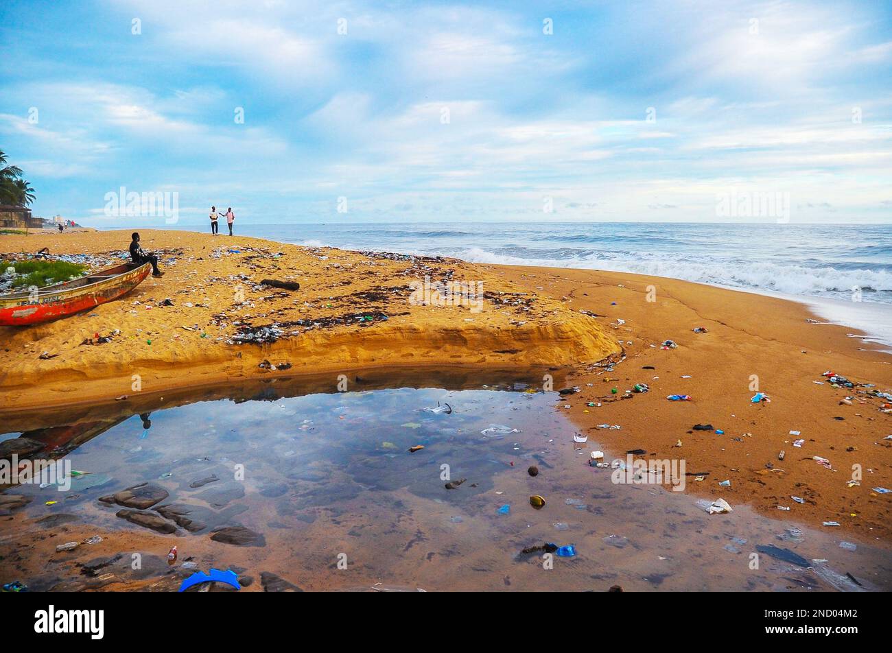 Mamba Point Beach ist der westlichste Teil der Stadt, eine kleine Halbinsel, die in den Atlantischen Ozean ragt. Mamba Beach, Monrovia. Liberia. Stockfoto