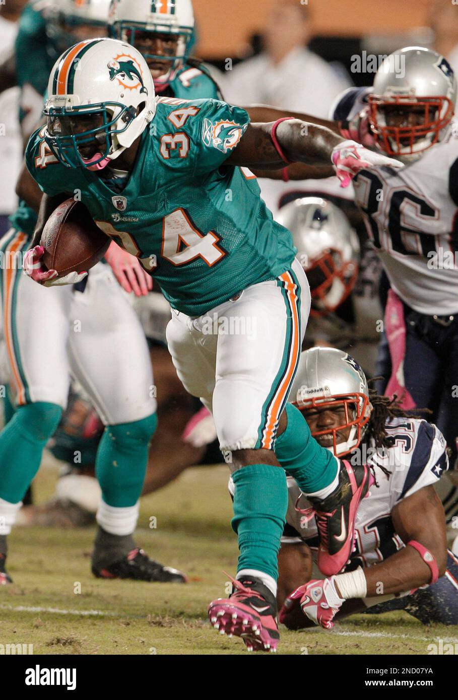 Miami Dolphins' Ricky Williams (34) runs against the New England Patriots during the second quarter of an NFL football game in Miami, Monday, Oct. 4, 2010. (AP Photo/Lynne Sladky) Stockfoto