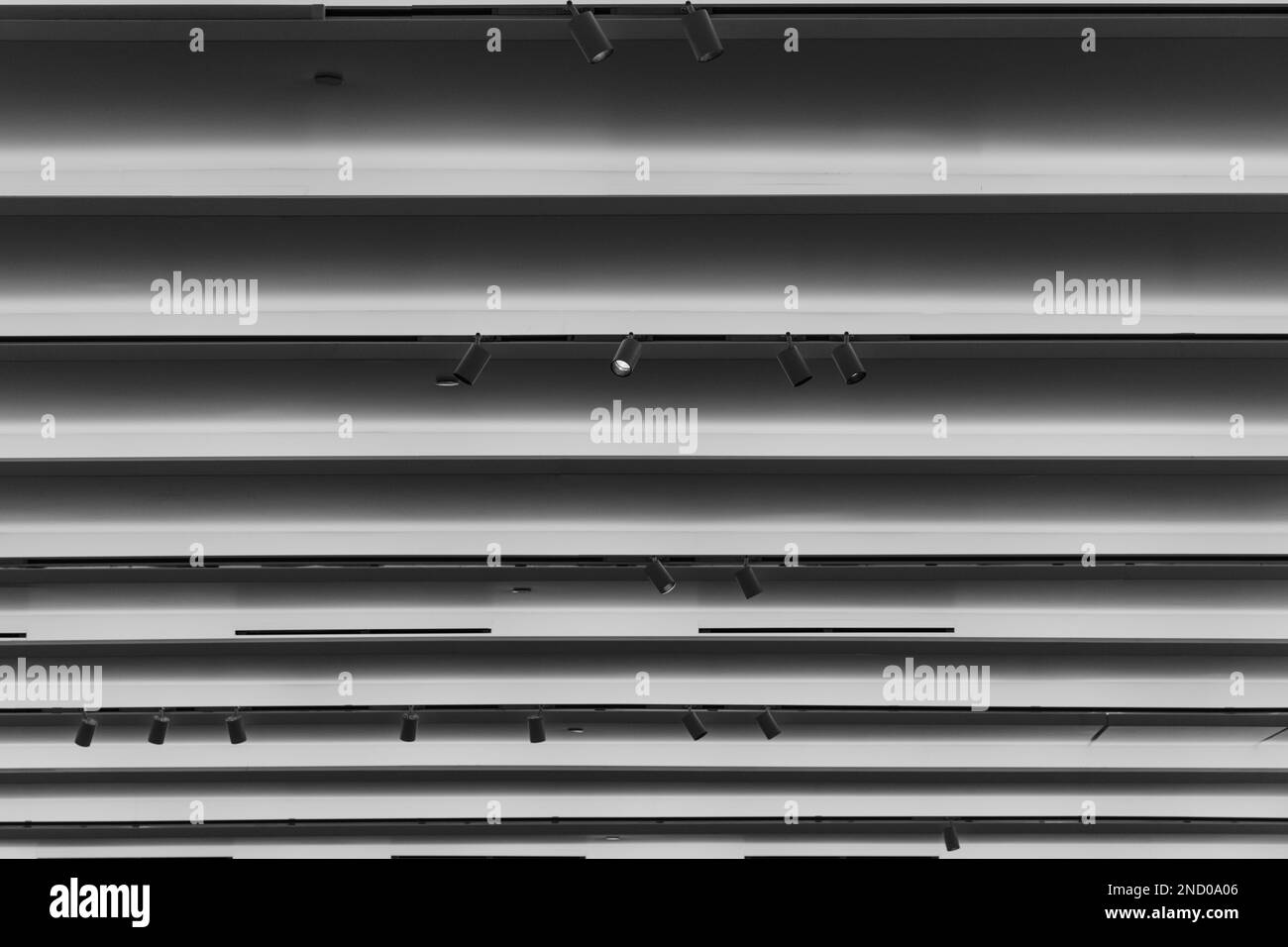 Die graue Decke mit LED-Leuchten. Stockfoto