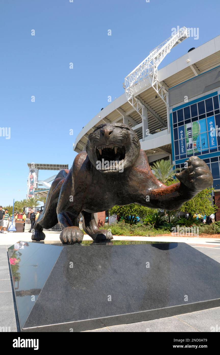 A statue of a jaguar stands outside the entrance to EverBank Field, home of the Jacksonville Jaguars, prior to an NFL football game against the Indianapolis Colts in Jacksonville, Fla., Sunday, Sept. 3, 2010.(AP Photo/Phelan M. Ebenhack) Stockfoto
