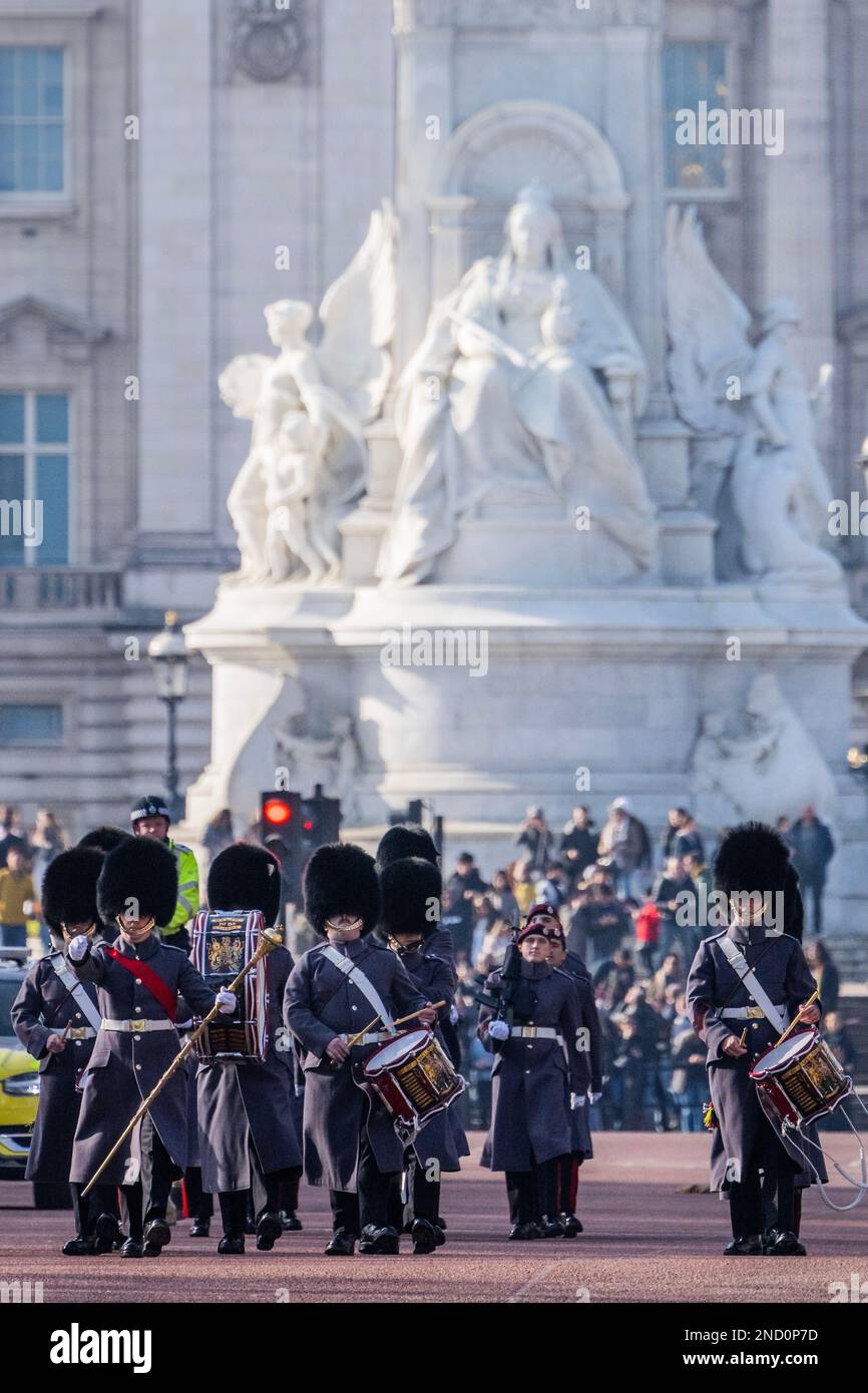 London, Großbritannien. 15. Februar 2023. Wachablösung des Königs - 23 Fallschirmtechniker-Regiment ersetzt ein Wächterregiment mit musikalischer Unterstützung der Band der Irish Guards und 1. Milliarden Dollar. Waliser-Garde-Trommelkorps. Kredit: Guy Bell/Alamy Live News Stockfoto