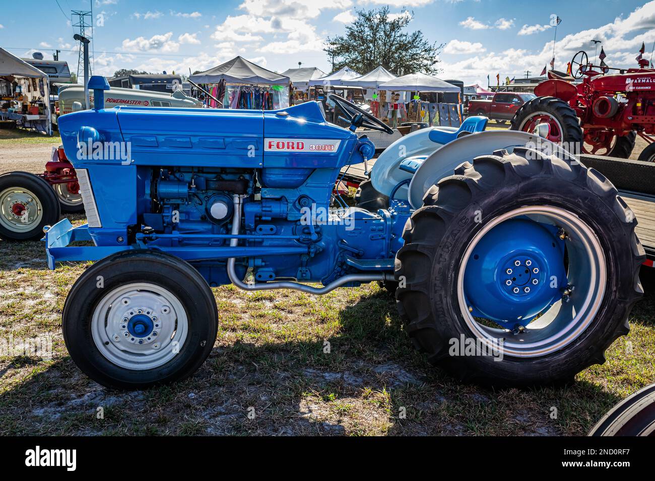 Fort Meade, Florida - 24. Februar 2022: Aus der Perspektive, Seitenansicht eines 1965 Ford 300 Utility Tractors auf einer lokalen Traktormesse. Stockfoto