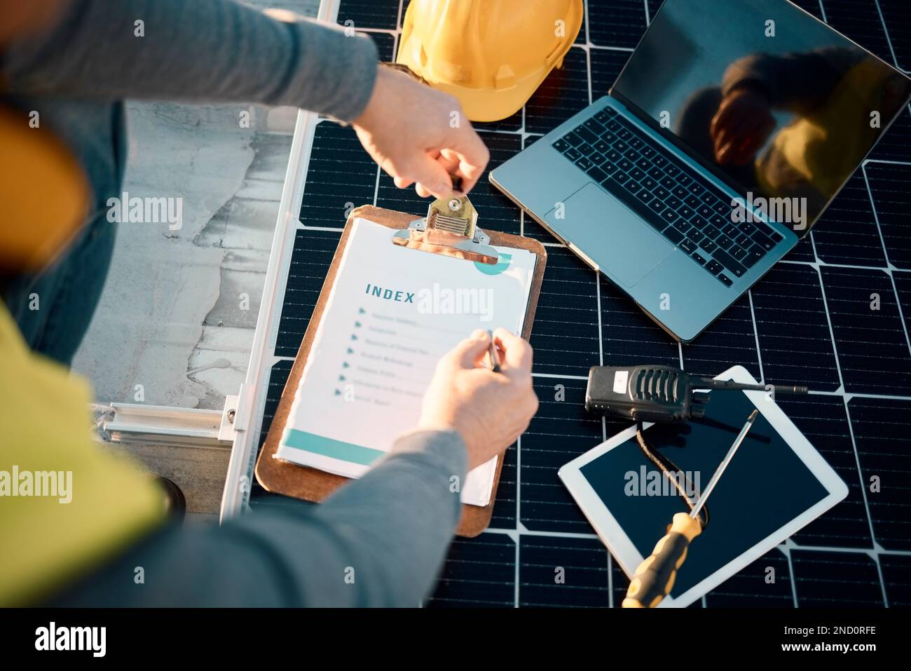 Planung, Sonnenkollektoren und Checkliste für Technik, Nachhaltigkeit und erneuerbare Energien. Schreiben, Inspektion und Industrie mit Stockfoto