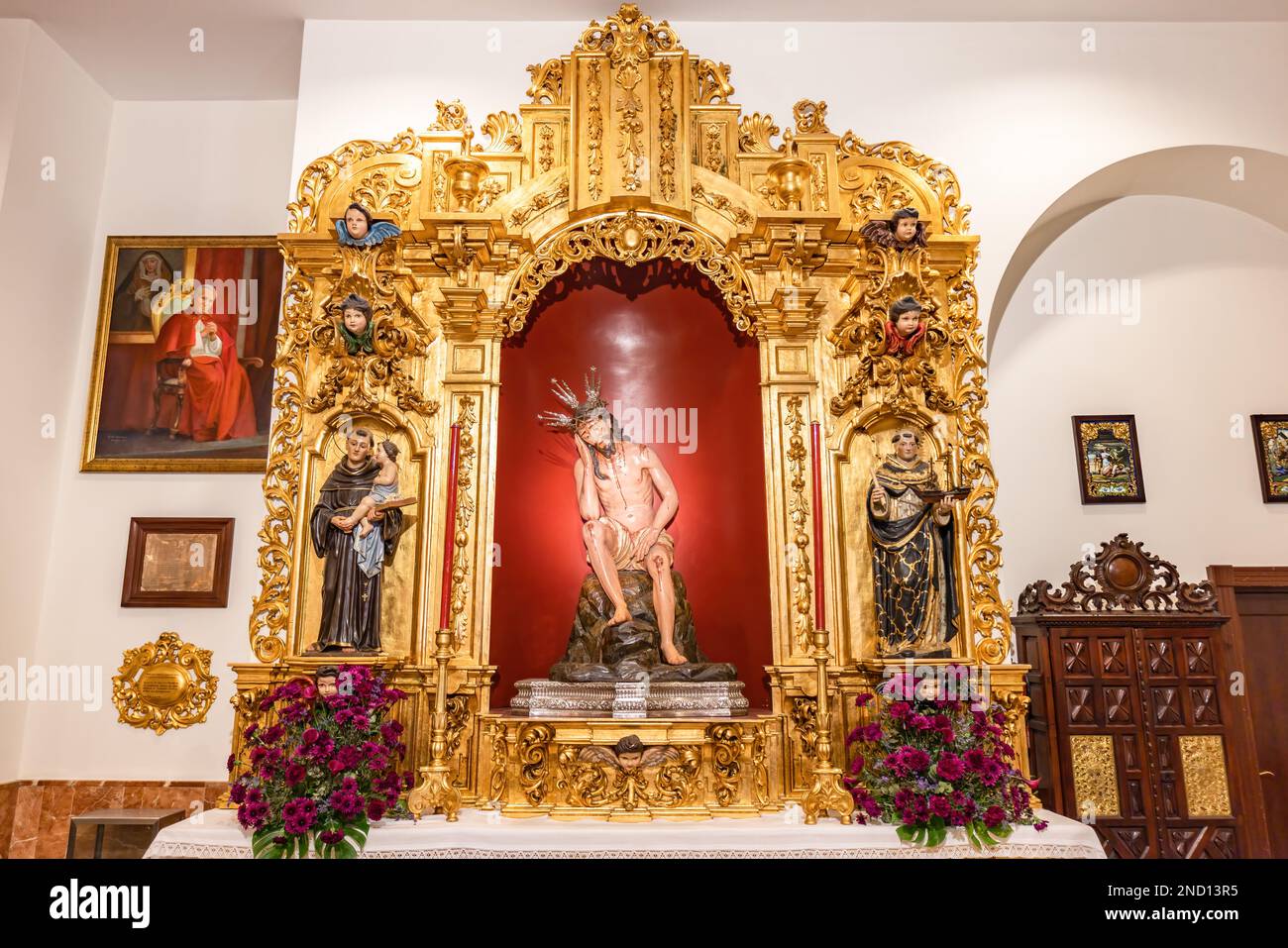 Sevilla, Spanien - 4. Januar 2023: Bild des Christus der Demut und Geduld aus dem 17. Jahrhundert, begleitet von Bildern von San Antonio und San Stockfoto