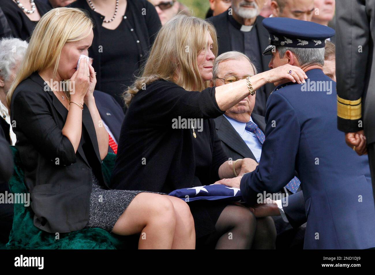 Catherine Stevens, widow of former Alaska Sen. Ted Stevens hugs Air Force Chief of Staff Gen. Norton A. Schwartz during a burial service at Arlington National Cemetery in Arlington, Va., Tuesday, Sept. 28, 2010. Stevens' daughter Lily Becker is at left. (AP Photo/Jacquelyn Martin) Stockfoto