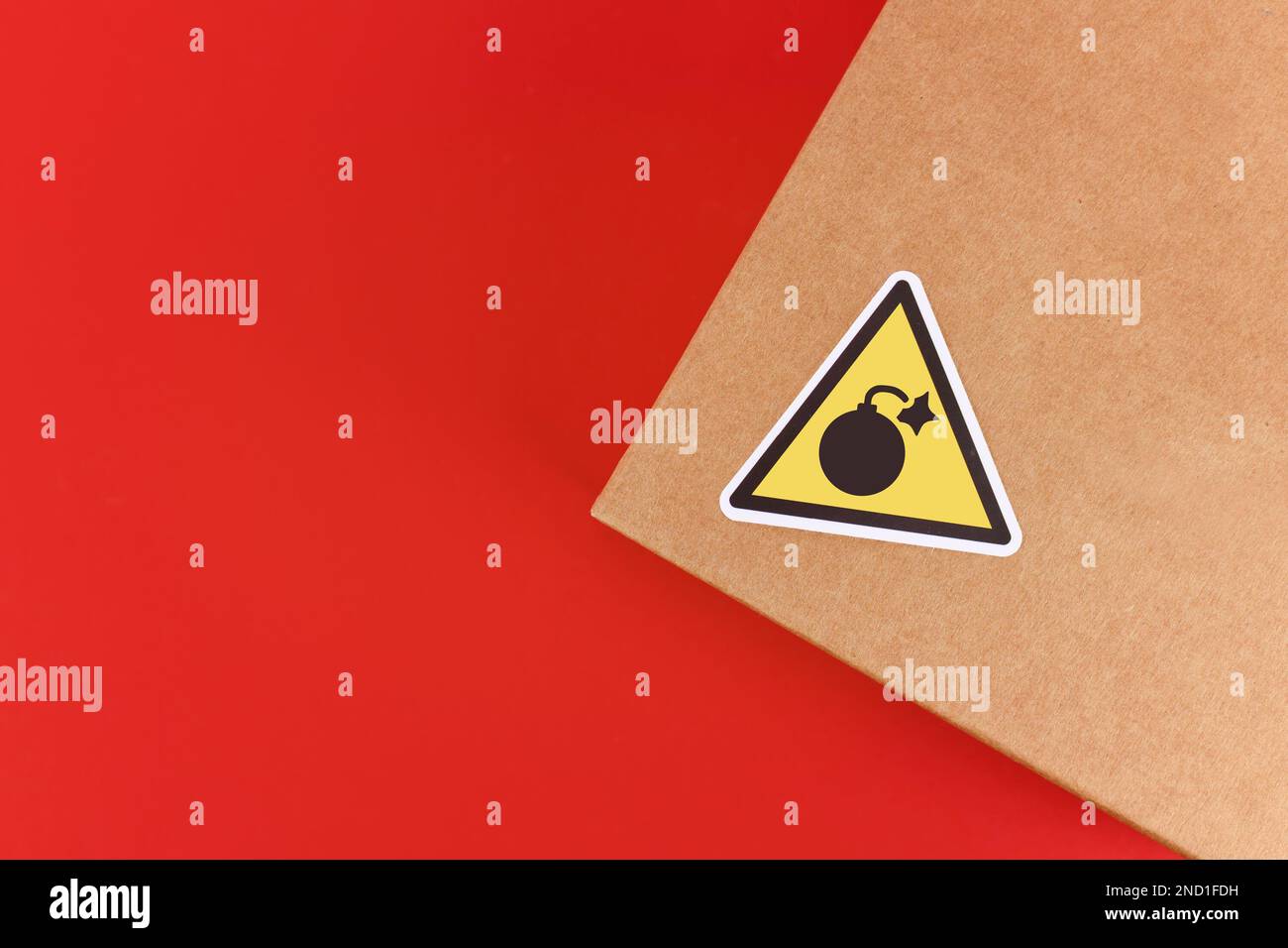 Warnschild mit Bombensymbol auf dem Paket Stockfoto